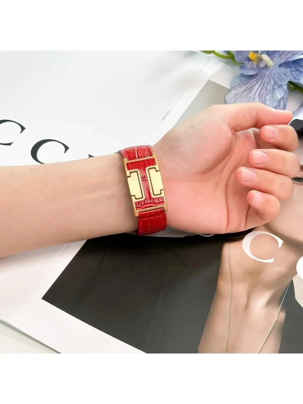 Stylish Alligator Leather Magnetic Watch Strap for Apple Watch 38-49mm, Durable